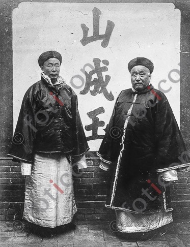 Zwei Mandarine ; Two mandarins - Foto simon-173a-012-sw.jpg | foticon.de - Bilddatenbank für Motive aus Geschichte und Kultur